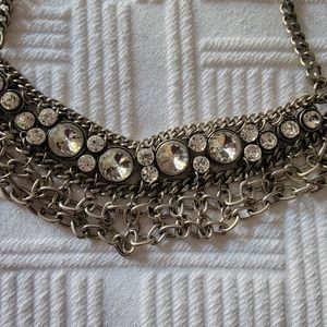 Elegant glitter and chain necklace.